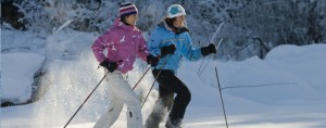 2women_snowshoeing