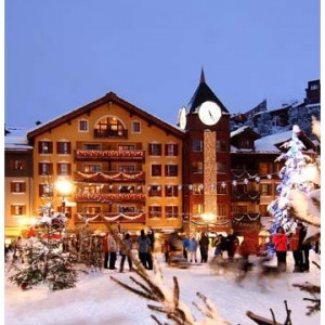 le_village_exterior_night2_default.17817