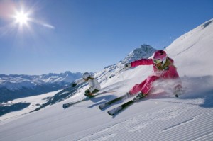 ENGADIN St. Moritz: Zwei Skifahrerin mit der Engadiner Bergwelt und den gefrorenen Engadiner Seen im Hintergrund